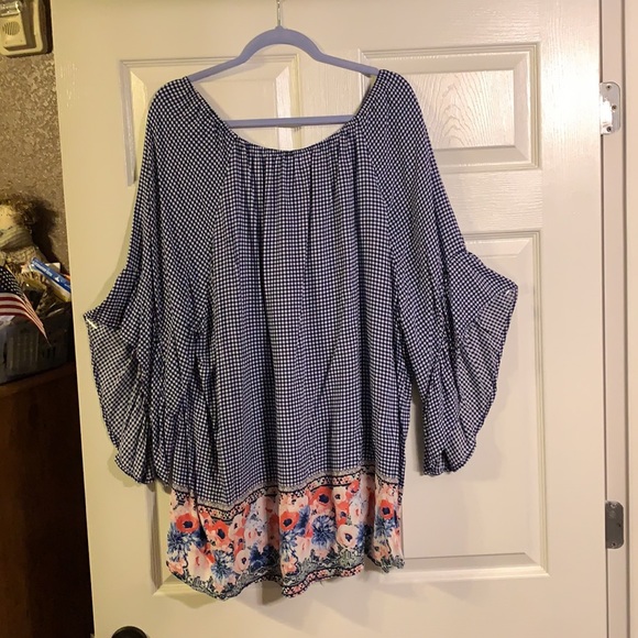 Pretty, lightweight tunic with 3/4 length bell sleeves 💙🌺💙 - Picture 7 of 7